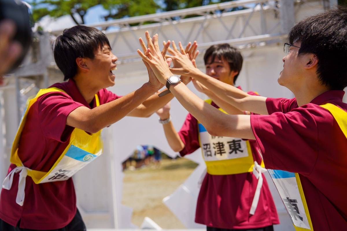 図１．どろんこ〇✖クイズを突破した倉田さんと喜ぶメンバー