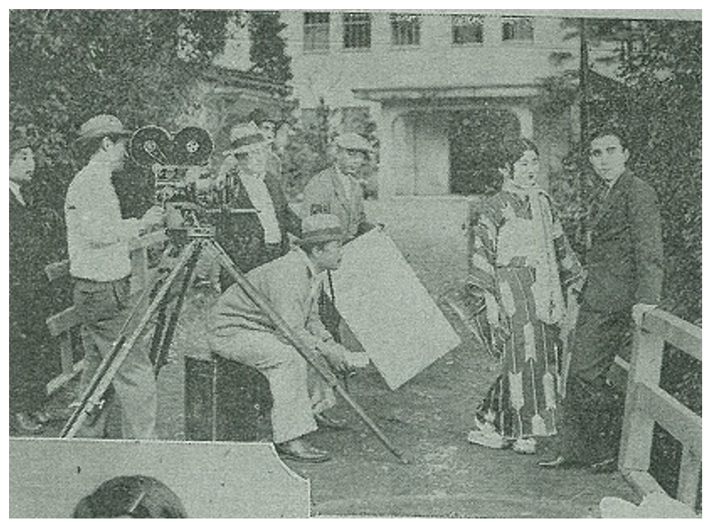 図１９．『恋愛第一課』スナップ　『キネマ』昭和5年2月号より　国立映画アーカイブ所蔵