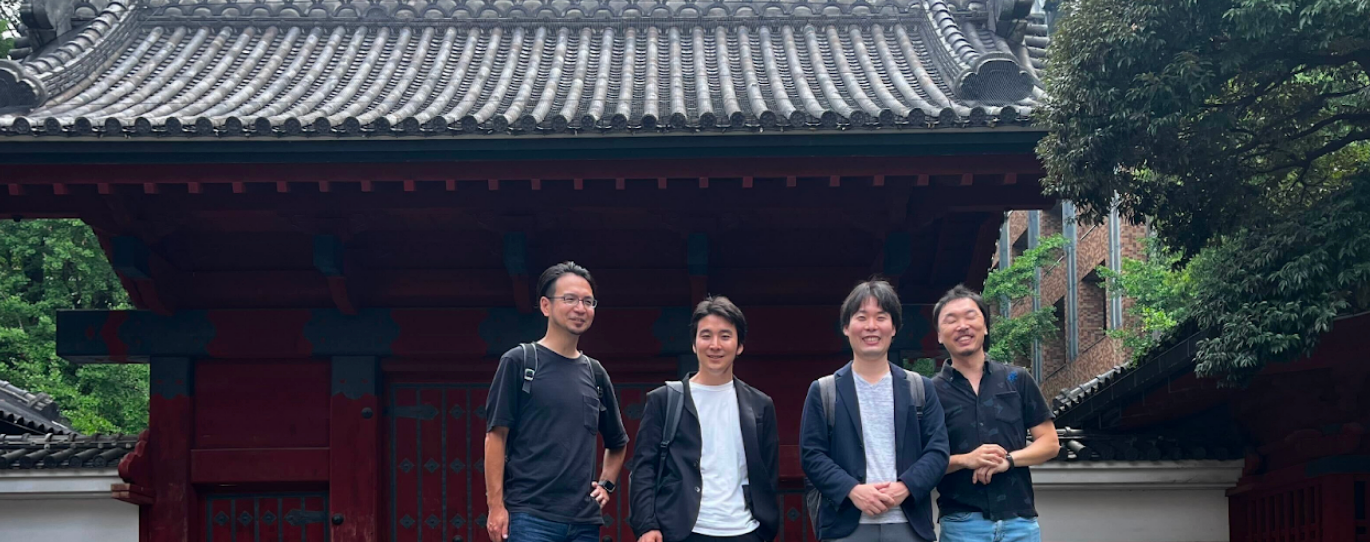 東京大学 赤門前にて、左よりNE 三原氏・熱田氏、風音屋 横山、Google Cloud 山田氏