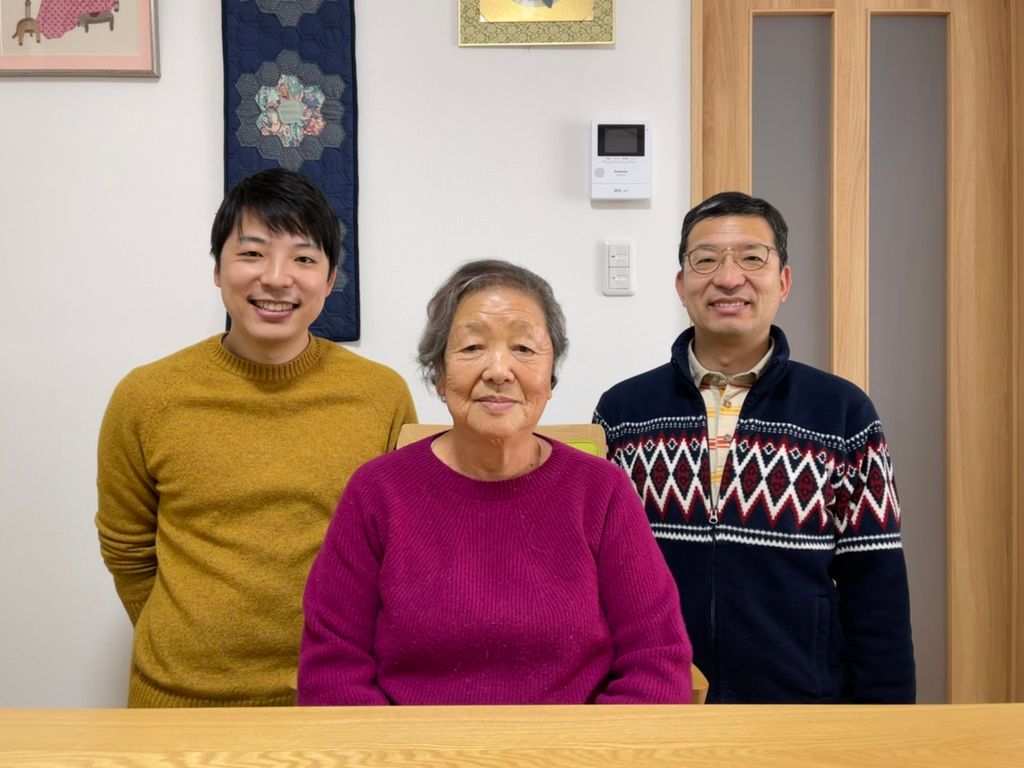 小田 清子（管理人・写真中央）
　　浩昭（総務担当・同右）
　　航平（Web担当・同左）