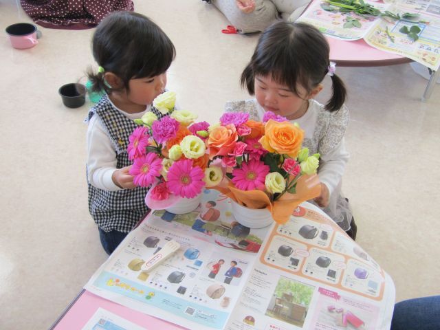 フラワーアレンジメントの完成！！おしゃべりが弾んでました💕