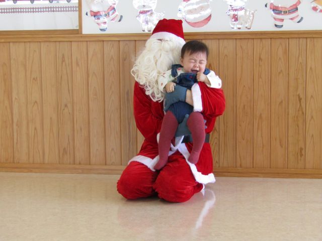　　　　　　　　　　　　　　　　サンタさん抱っこされてびっくり!!