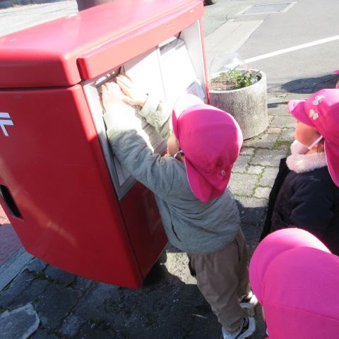 年賀はがきには、子ども達それぞれの足型・・・。お楽しみに。