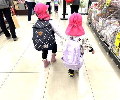 手をつないで歩く二人　可愛いですね。