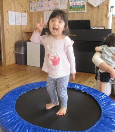 ぶれてますが、トランポリンでジャンプ中