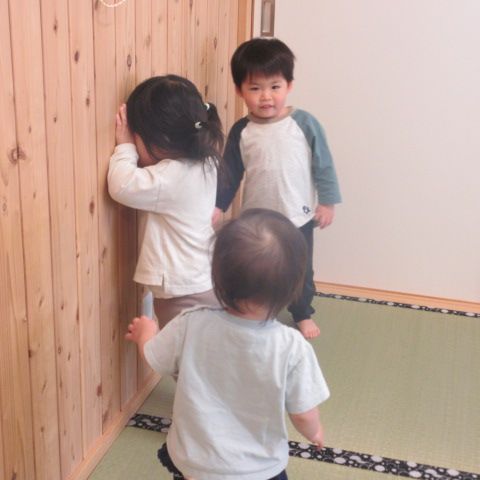 も～い～かい。　かくれんぼ中