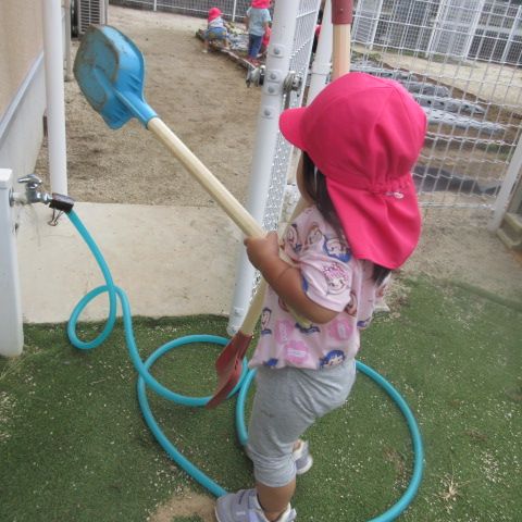 よいしょヨイショと、お友達のスコップも持ってい行ってあげる○○ちゃん。