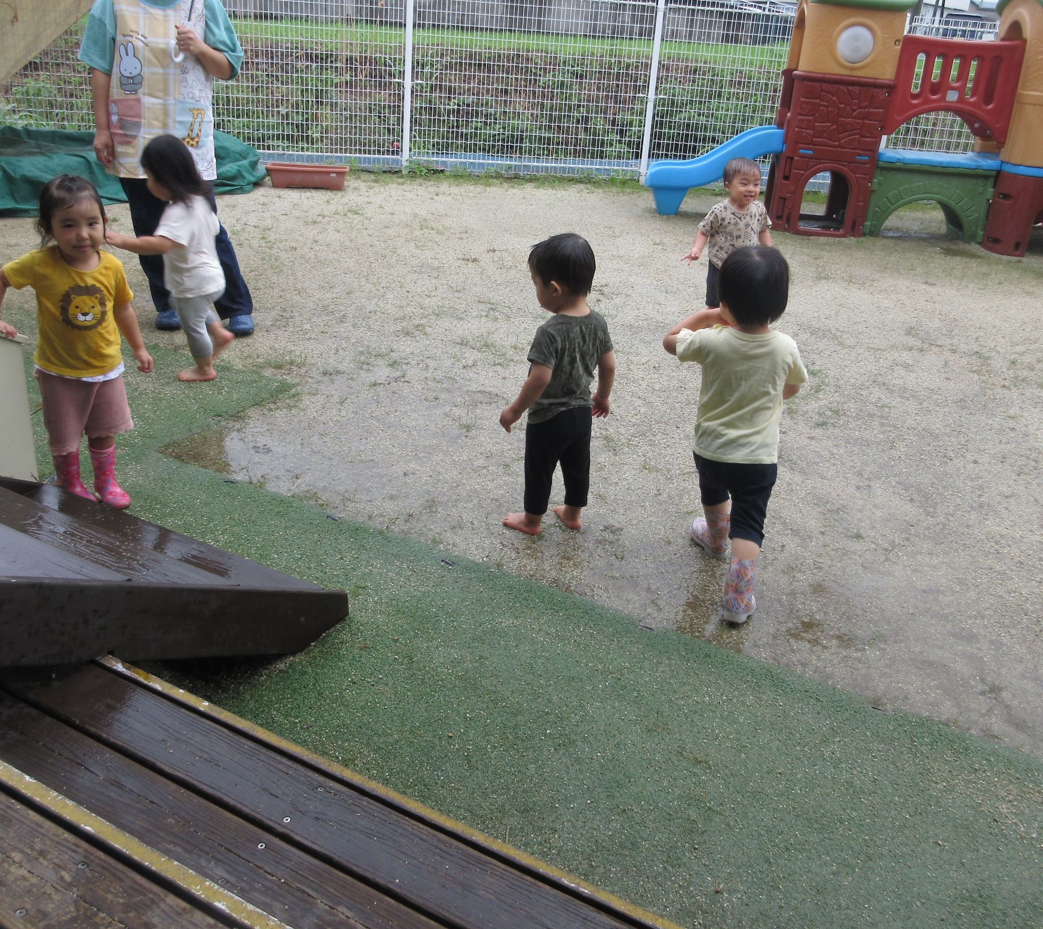 雨が傘や地面、滑り台に落ちる音も楽しい様子の子ども達♪