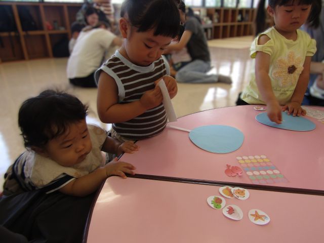シールはがしをがんばってます💖