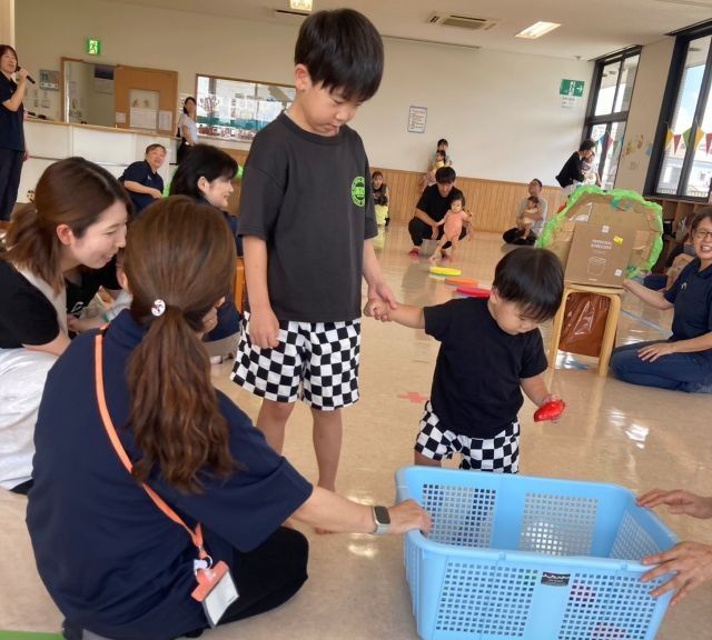 お兄ちゃんに見守られて、🍎りんごをかごへ