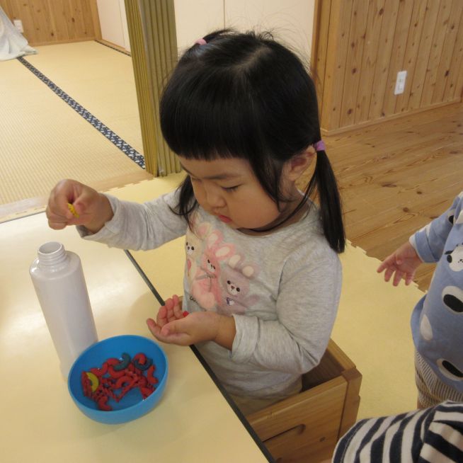 小さい穴に入れるのにも　つまむ力や集中力がいります。
