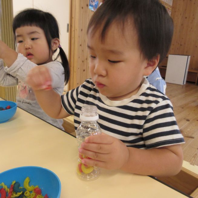 これは何？と、そ～とつまんで　ポトン
