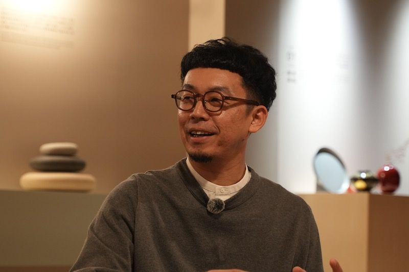 新山直広さん
1985年大阪府生まれ。京都精華大学デザイン学科建築分野卒業。2009年福井県鯖江市に移住。鯖江市役所を経て2015年にTSUGI LLC.を設立。インタウンデザイナーの提唱者として、産業観光イベント「RENEW」、福井の土産店「SAVA!STORE」など、地域/産業/観光といった領域を横断しながら、これからの時代に向けた創造的な地域づくりを行っている。2022年に越前鯖江地域の観光まちづくりを行う「一般社団法人SOE」を設立。2023年には仲間たちと、これからの地域とデザインを探究する「LIVE DESIGN School」を開校するなど、ものづくり・まちづくり・ひとづくりといった領域で活動している。グッドデザイン賞特別賞、国土交通省地域づくり表彰最高賞など受賞多数。グッドデザイン賞審査員。