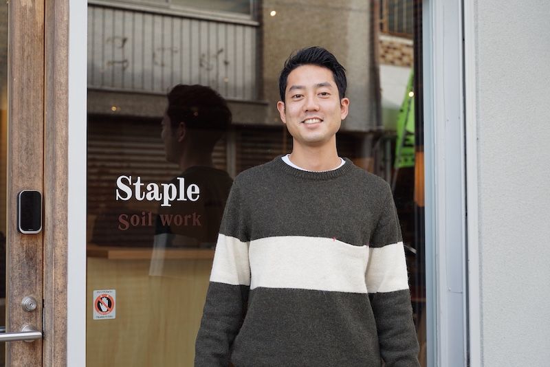 小林 亮大(こばやし りょうた)さん
東京都出身。慶應義塾大学在学中に休学し、世界一周の旅へ。2020年、SOIL Setodaの開発責任者として尾道市瀬戸田に移住。Aoshima Beach Village(宮崎県青島)の開業を経て、2022年7月には尾道駅内に新店舗「カンキツスタンドオレンジ」を開業。ローカルと都市を拠点に「まちのあったらいいな」を開発する株式会社Staple取締役。同社の子会社で、ローカルに根ざしたまちづくりを手がける地域商社・株式会社しおまち企画の代表取締役も務める。