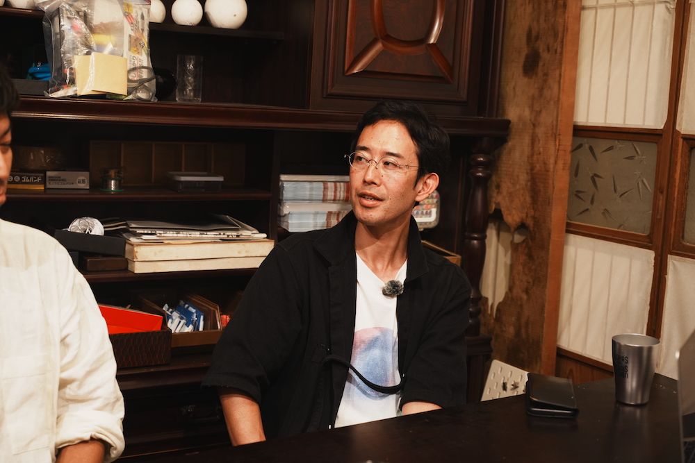 後藤大輝さん
1979年生まれ。愛知出身。2008年に京島へ移住。2010年より墨田区京島にて「爬虫類館分館」を開始。現在は30近い場所を運営する。古い長屋だけでなく、新しい建物が街に馴染む建築のあり方も模索中。100年先の土地建物・長屋文化を継承する受け皿、八島花文化財団 代表理事。暇と梅爺株式会社 代表取締役。すみだ向島EXPO実行委員会・委員長。