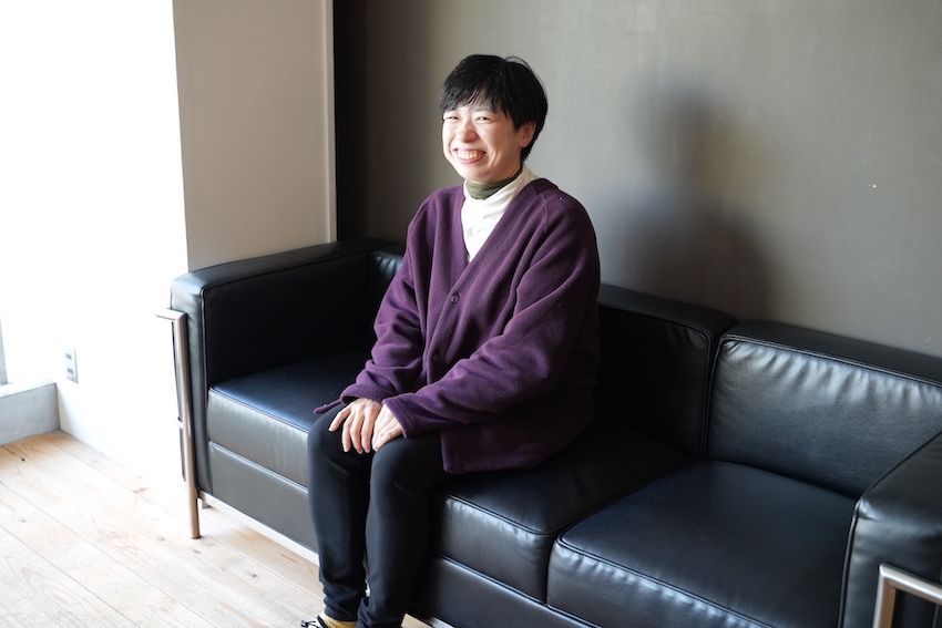 渡邊 享子(わたなべ きょうこ)さん
2011年、大学院在学中に東日本大震災が発生、研究室の仲間とともに石巻へ支援に入る。そのまま移住し、石巻市中心市街地の再生に関わりつつ、市内の空き家を改修して若手の移住者に活動拠点を提供するプロジェクトをスタート。2015年3月に巻組を設立。地方の不動産の流動化を促す仕組み作りに取り組む。会社経営のかたわら、一般社団法人 ISHINOMAKI2.0理事も務める。2016年から2019年は東北芸術工科大学講師として教鞭をとった。2016年、COMICHI石巻の事業コーディネートを通して日本都市計画学会計画設計賞を受賞。2019年、「第7回DBJ女性新ビジネスプランコンペティション女性起業大賞」を受賞。