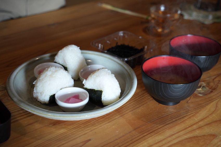 SONOさんの朝食はおにぎりと味噌汁に小鉢がつく