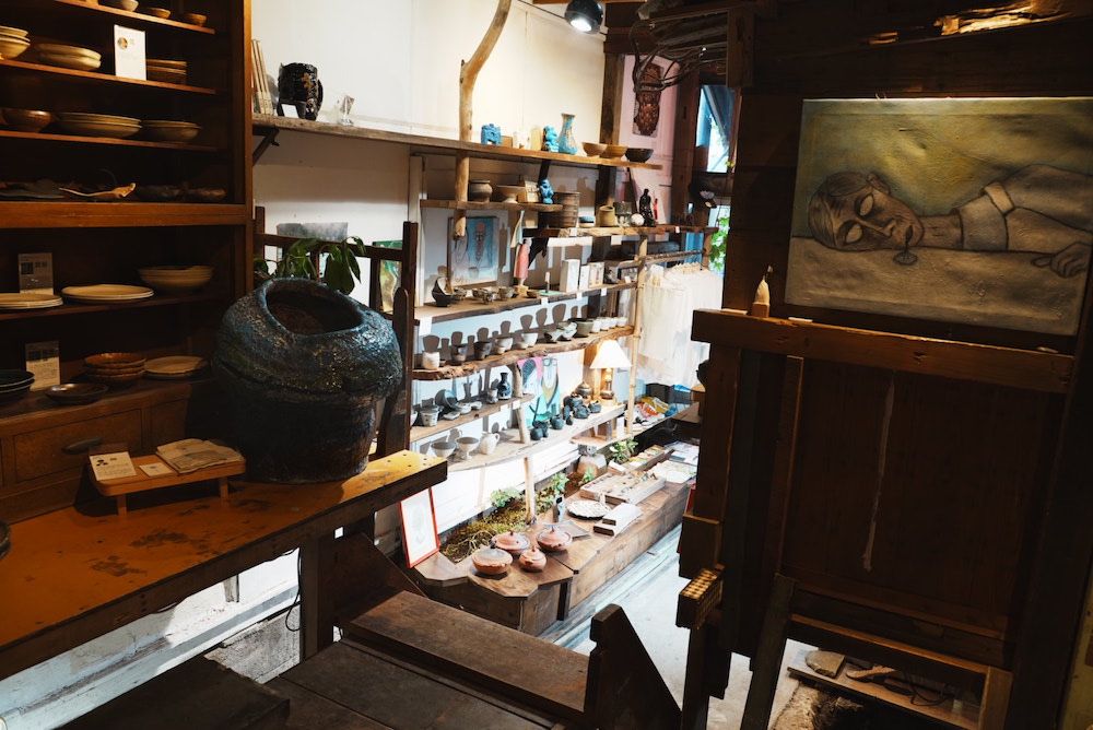 バーバーアラキのお隣にある「海野貴彦商店NANZO」。雑貨やアーティストの作品が購入できる