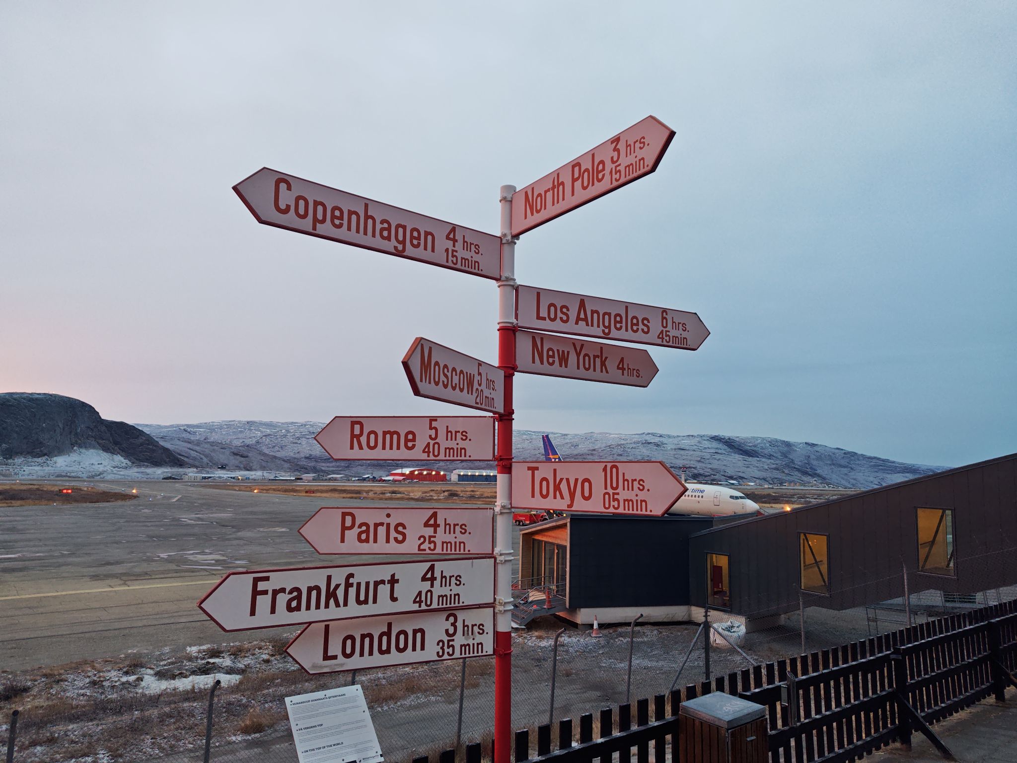 往路では、天候不順によりNuuk空港に着陸できず、Kangerlussuaq空港（写真）で夜を明かし、翌日のフライトでNuuk入りしました。グリーンランドでは、天候に伴う行程変更はよくあることだそうで、こうした事態を想定した出張予定を組んでおいて正解でした。