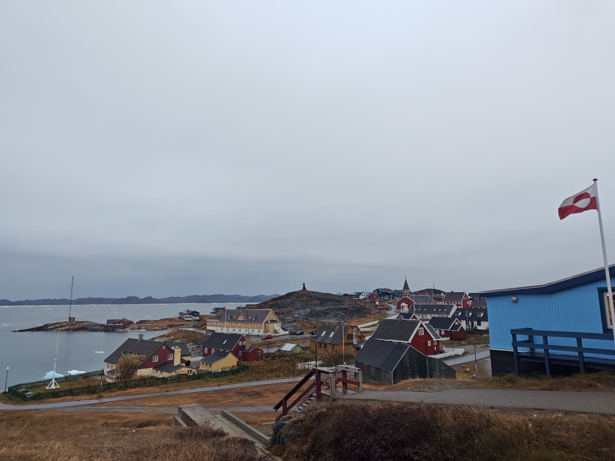 中心街から海岸に向かうと「オールド・ヌーク」と呼ばれる地区があります。色とりどりの家々が建ち、北に来たことを感じる風景に出会います。会場から宿泊先に帰る散歩道にしていました。