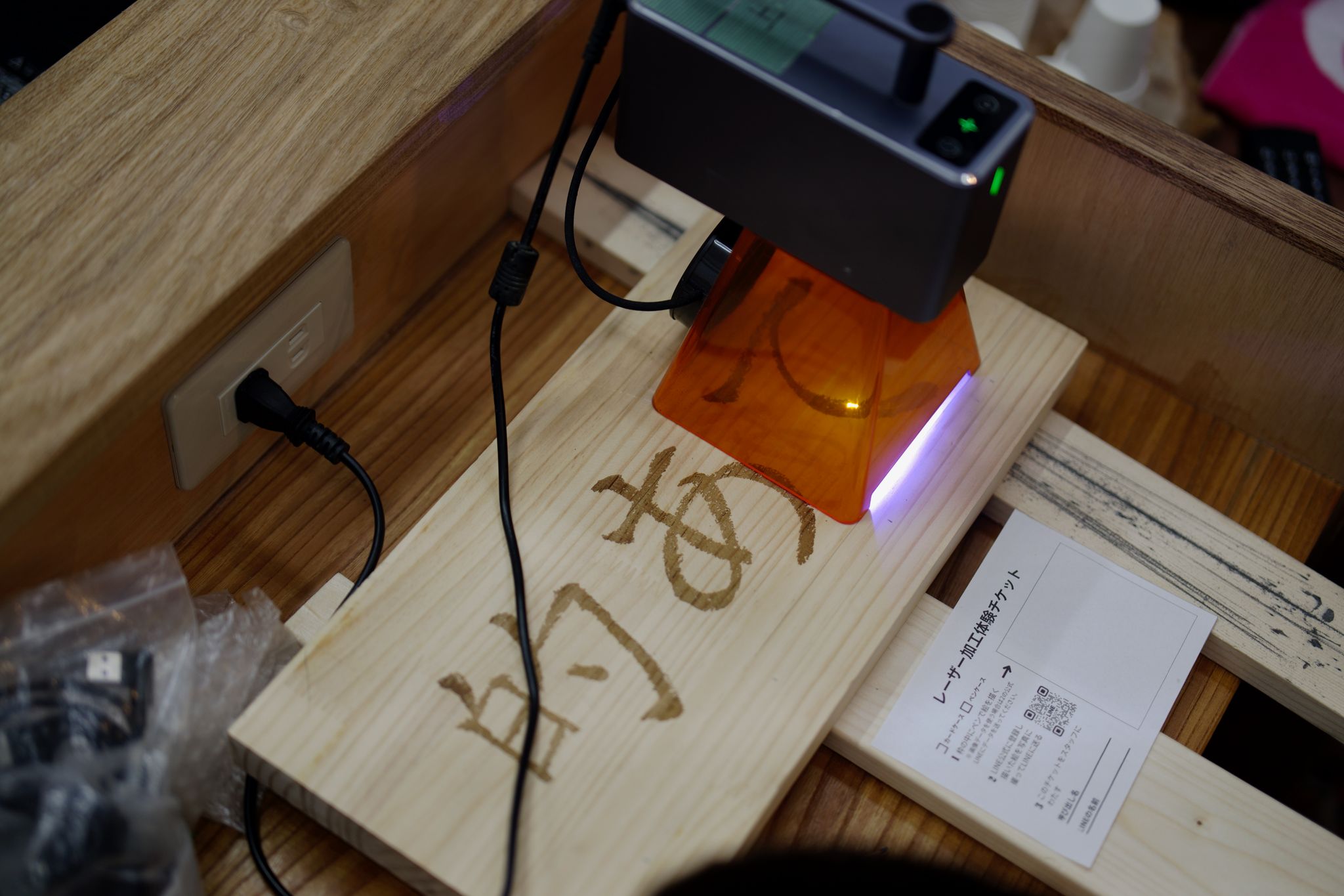 木材や紙、クッキーなどに彫刻できて軽量なLaserPecker2