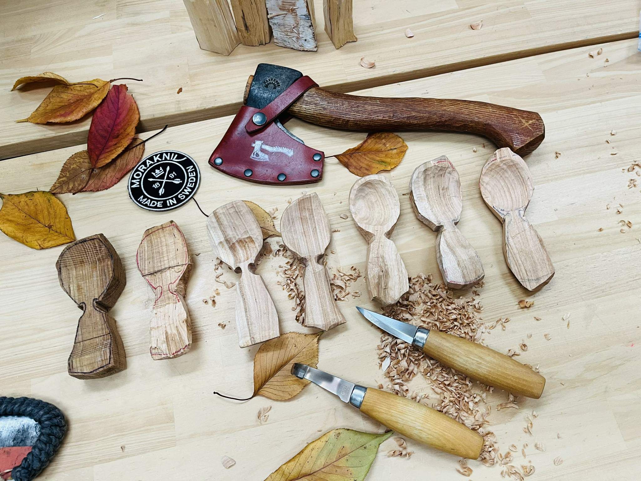 斧とナイフを使って削ります