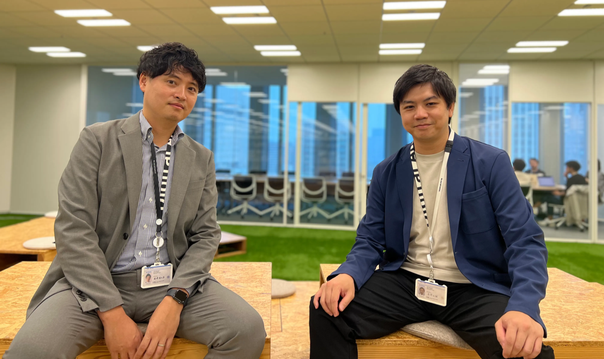 デジタル庁戦略・組織グループの塚﨑さん(左)と永岡さん(右)