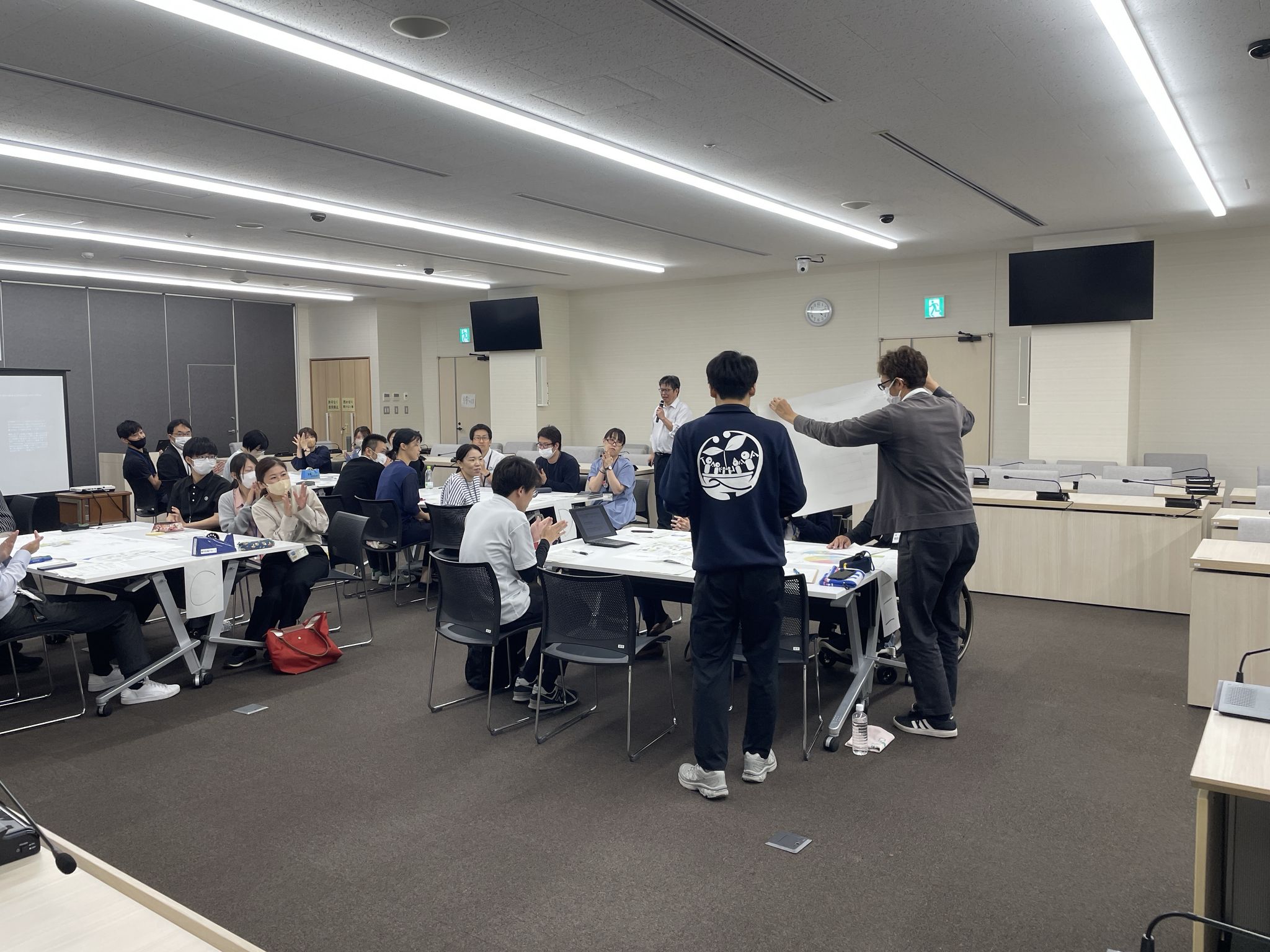 自分たちの理想とするまちの姿を発表する参加者たち(予算編成に携わっている・興味がある職員を中心に30名が参加)。