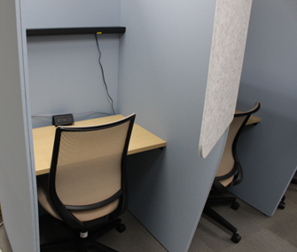 庁内にはＷＥＢ会議に集中できるスペースが設置されていました。ＷＥＢ会議のために会議室を取る必要が無くなり会議室不足の解消にもつながったそうです。