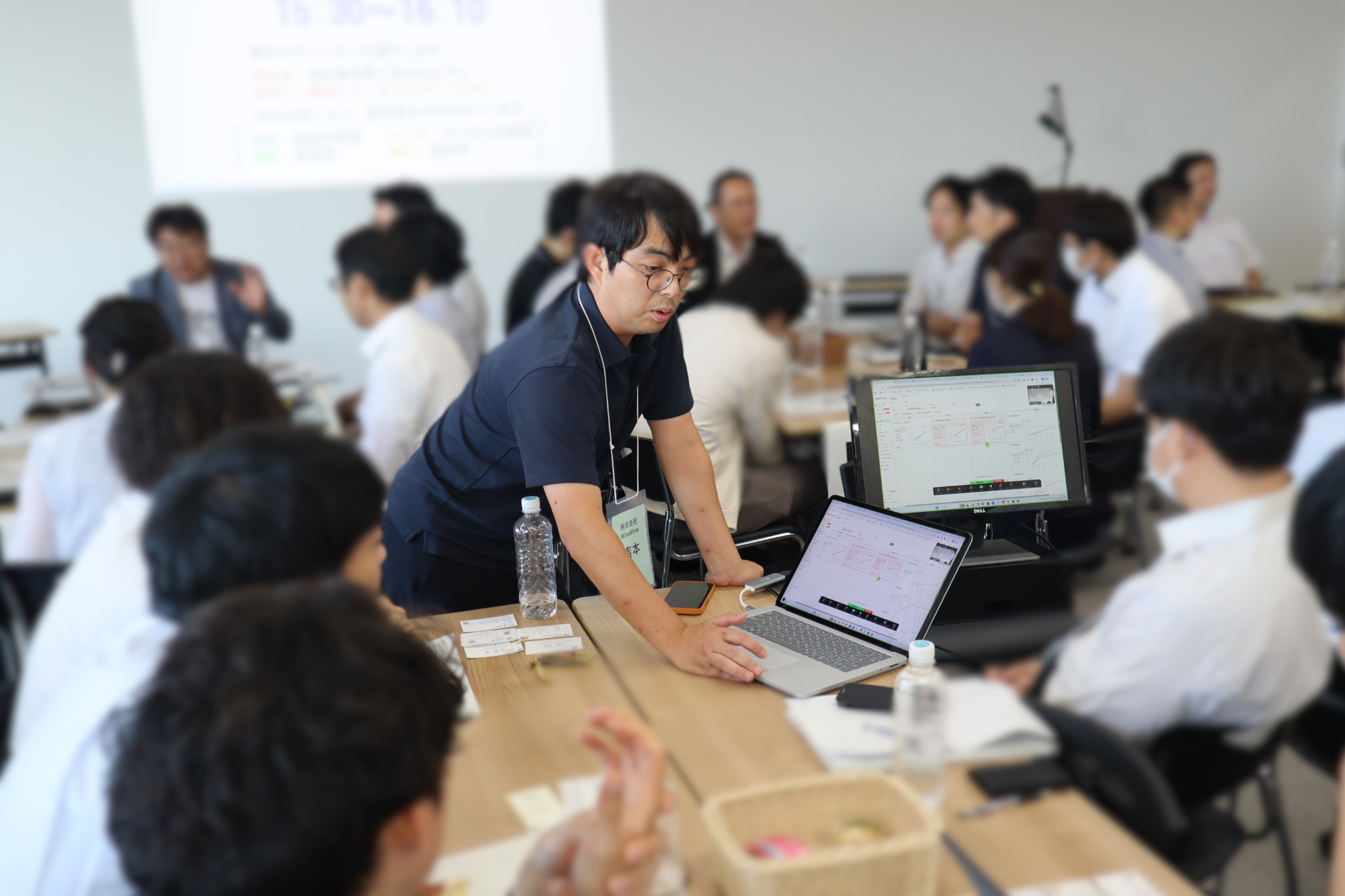 参加者と意見を交わしながらBnSのデモンストレーションを行うWiseVine社・吉本氏(画面中央)。