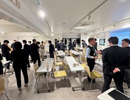 名刺交換から短時間で意気投合し、談笑する様子が多く見られた