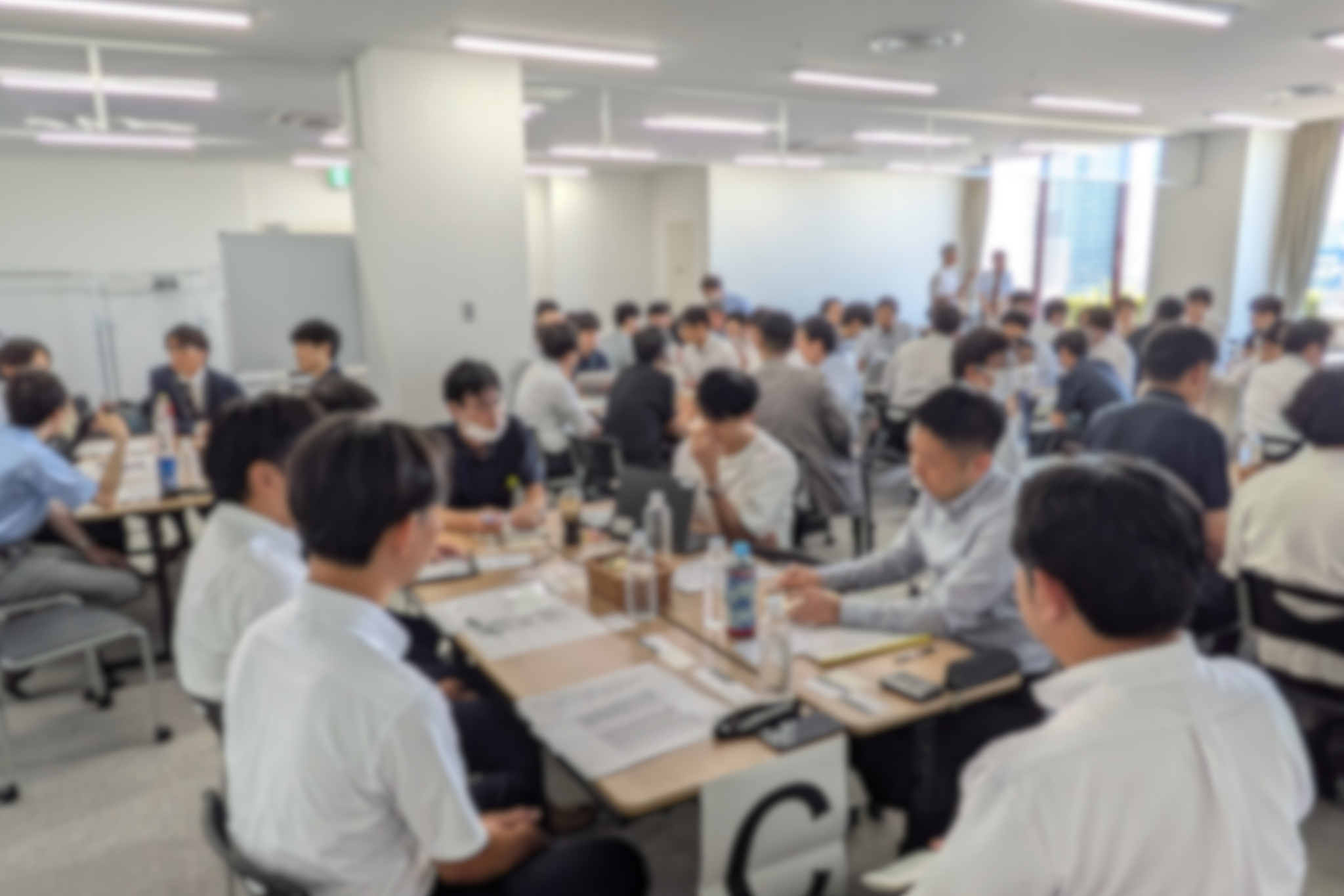 神奈川県内23市町の財政・ＤＸ担当者が各グループごとに意見交換をしながら交流する様子（個人情報保護のため画像にぼかし加工を施しています）。