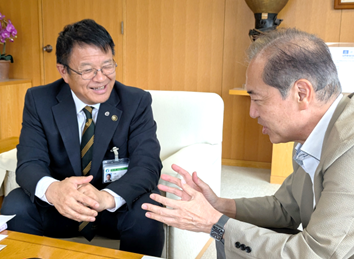 終始にこやかな表情でインタビューに応じる山川市長（左）と、聞き手の定野（右）