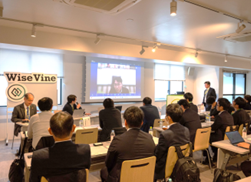 トークセッションの様子(愛媛県財政課知念課長は、オンライン参加のためスクリーン上で登壇)