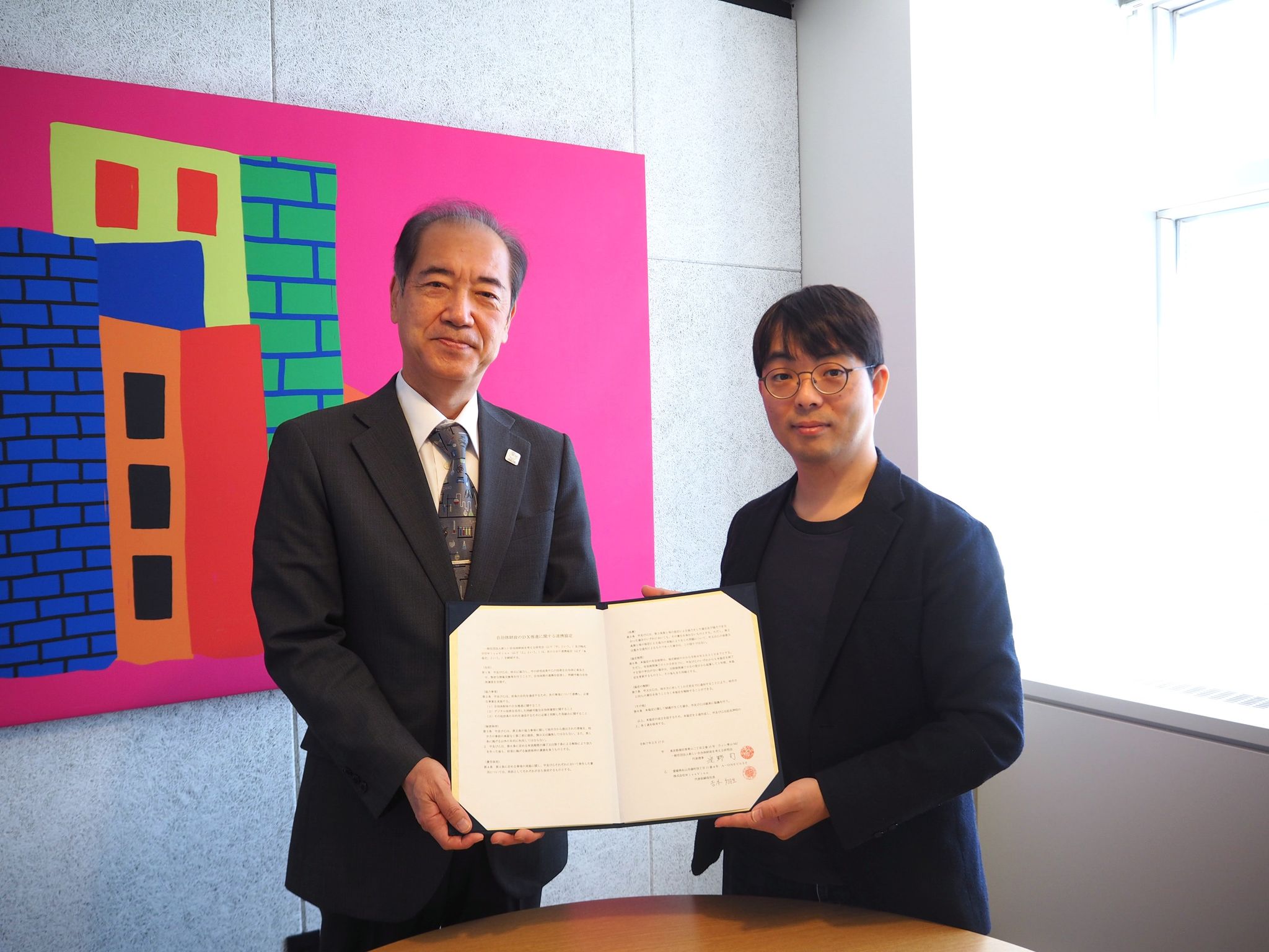 左：一般社団法人新しい自治体財政を考える研究会代表理事・定野司
右：株式会社WiseVine代表取締役社長・吉本翔生
（撮影場所：WeWork メトロポリタンプラザビル　共用エリア）