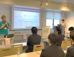 WiseVine社エンジニアが生成AI搭載のシステムを説明する様子