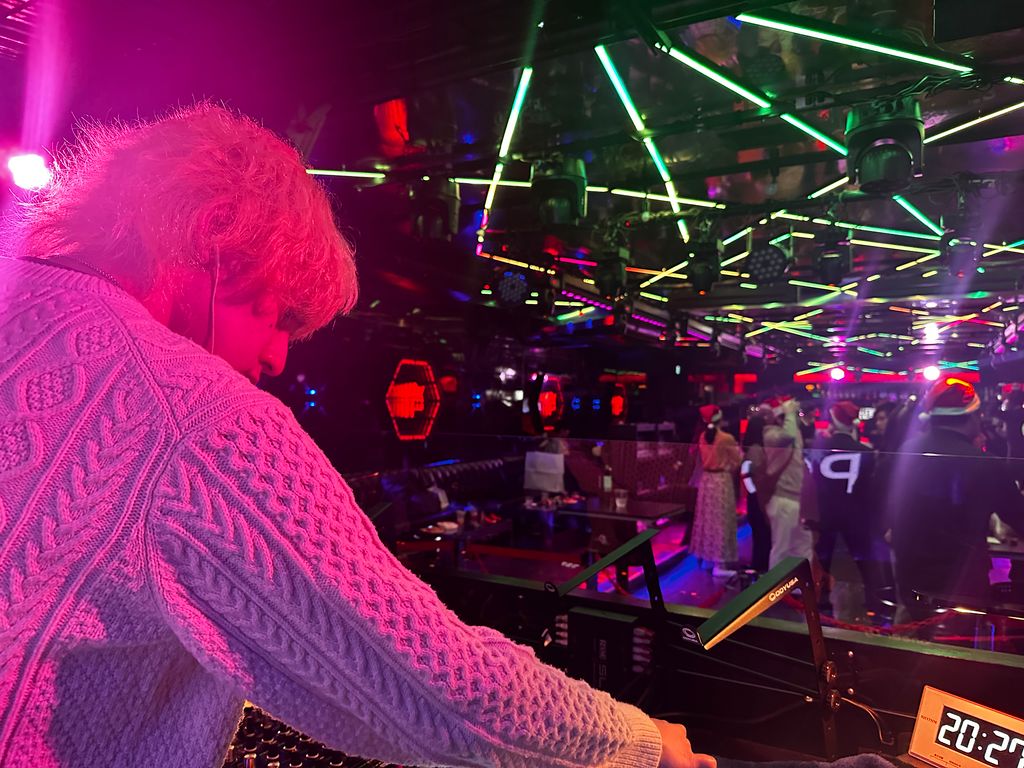 会社の忘年会へのDJ派遣