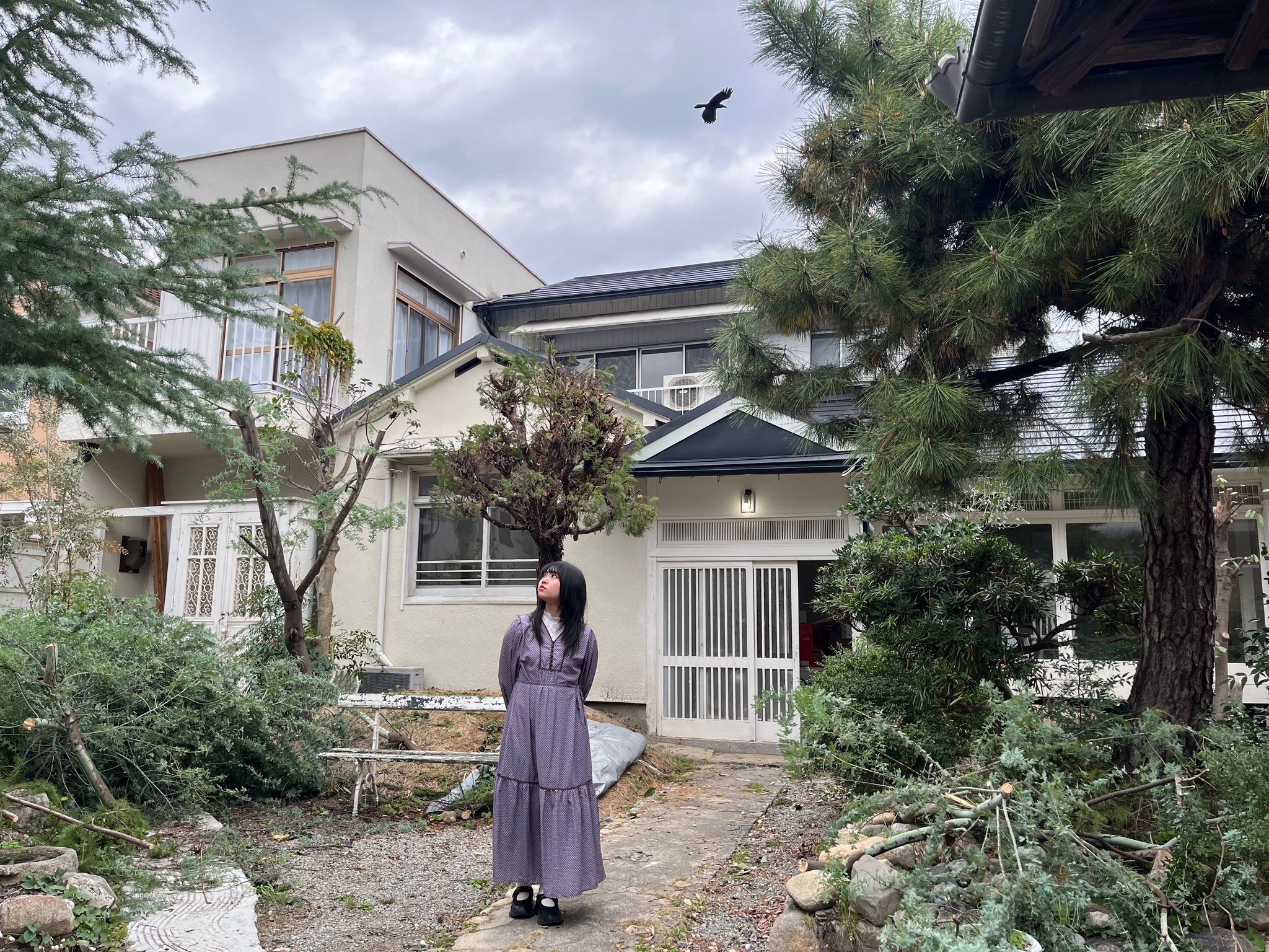 物件の外側の様子(庭は手入れ中のため少し荒れてます。)