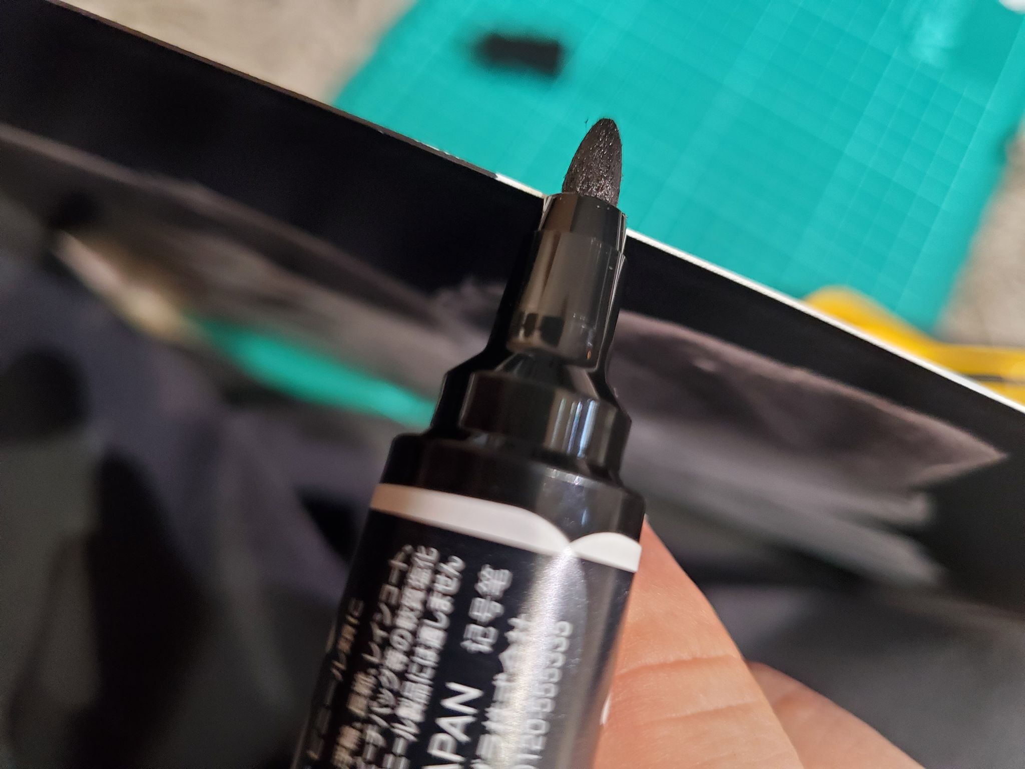 縁を黒く塗る作業