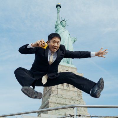 1978年、愛知県生まれ。2000年 写真ユニット「愉快ハンズ」として活動開始。2005年 筑波大学第二学群人間学類心理学専攻卒業、ユカイハンズ（青山裕企写真事務所）を設立。2007年 キヤノン写真新世紀優秀賞受賞。2010年 写真集『スクールガール・コンプレックス』（イーストプレス刊）上梓。のちにシリーズが累計10万部を突破。