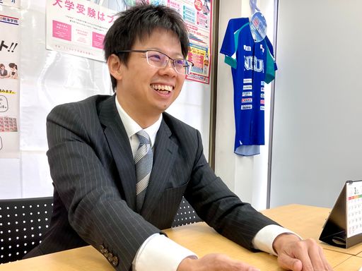 採用担当／小林
学生時代から大手個別指導塾、集団進学塾など塾の仕事に従事していますが、飽きることがありません。長く続けるほど新しい出会いがあり、その時には見られなかった生徒たちの成長、そして周りの仲間の成長と会社の成長が見られます。まさに「毎日がイベント」です！