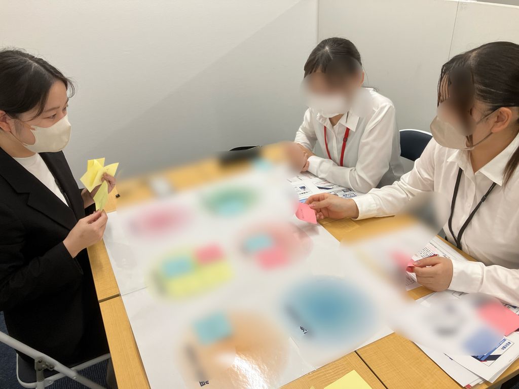 “子どもたちにとって必要なスキルは何か？” 付箋一枚一枚に本音が詰まっています。

