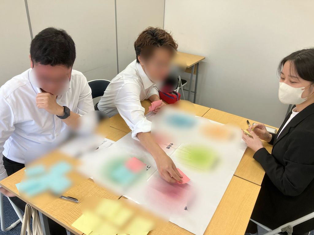 付箋に書き出された一人ひとりの教育観。多様な価値観が集まる瞬間です。
