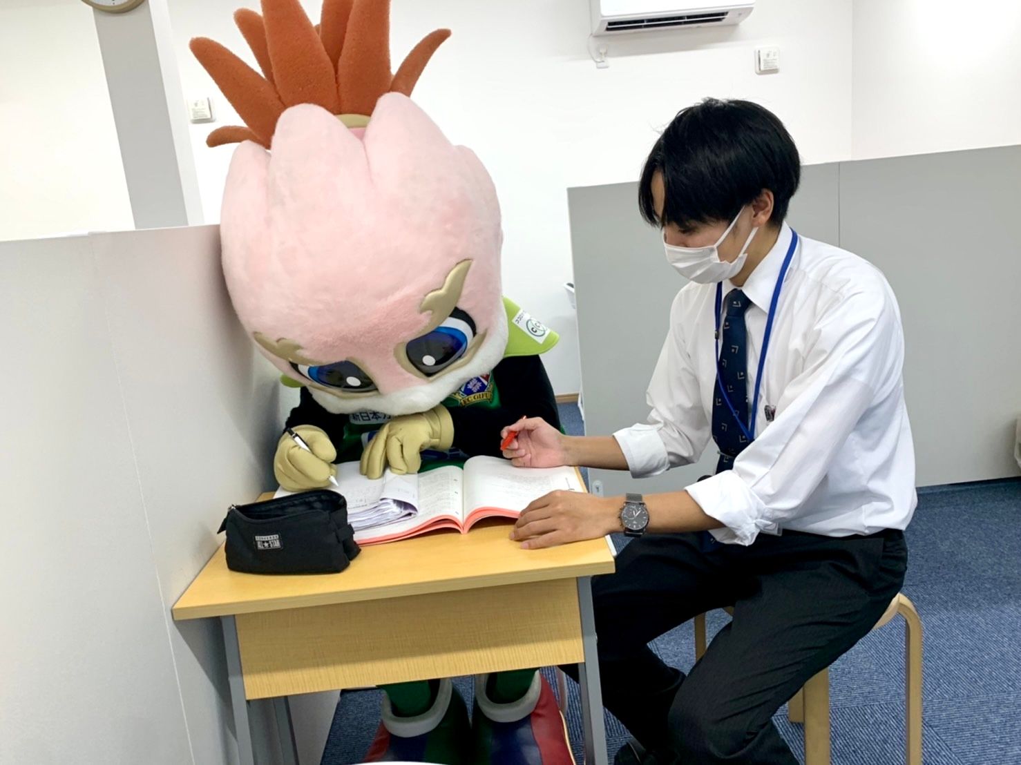 井尾塾長の丁寧な指導を受けるギッフィー