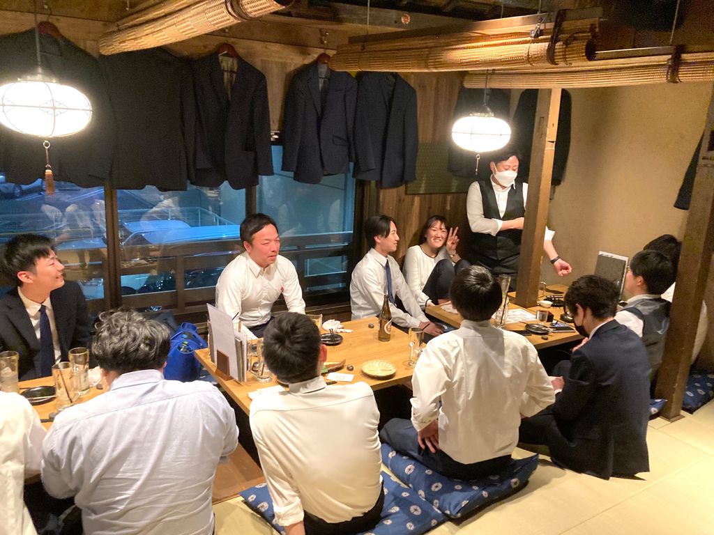 懇親会締めの一言…1名話を聞かずにピースしていますね…笑