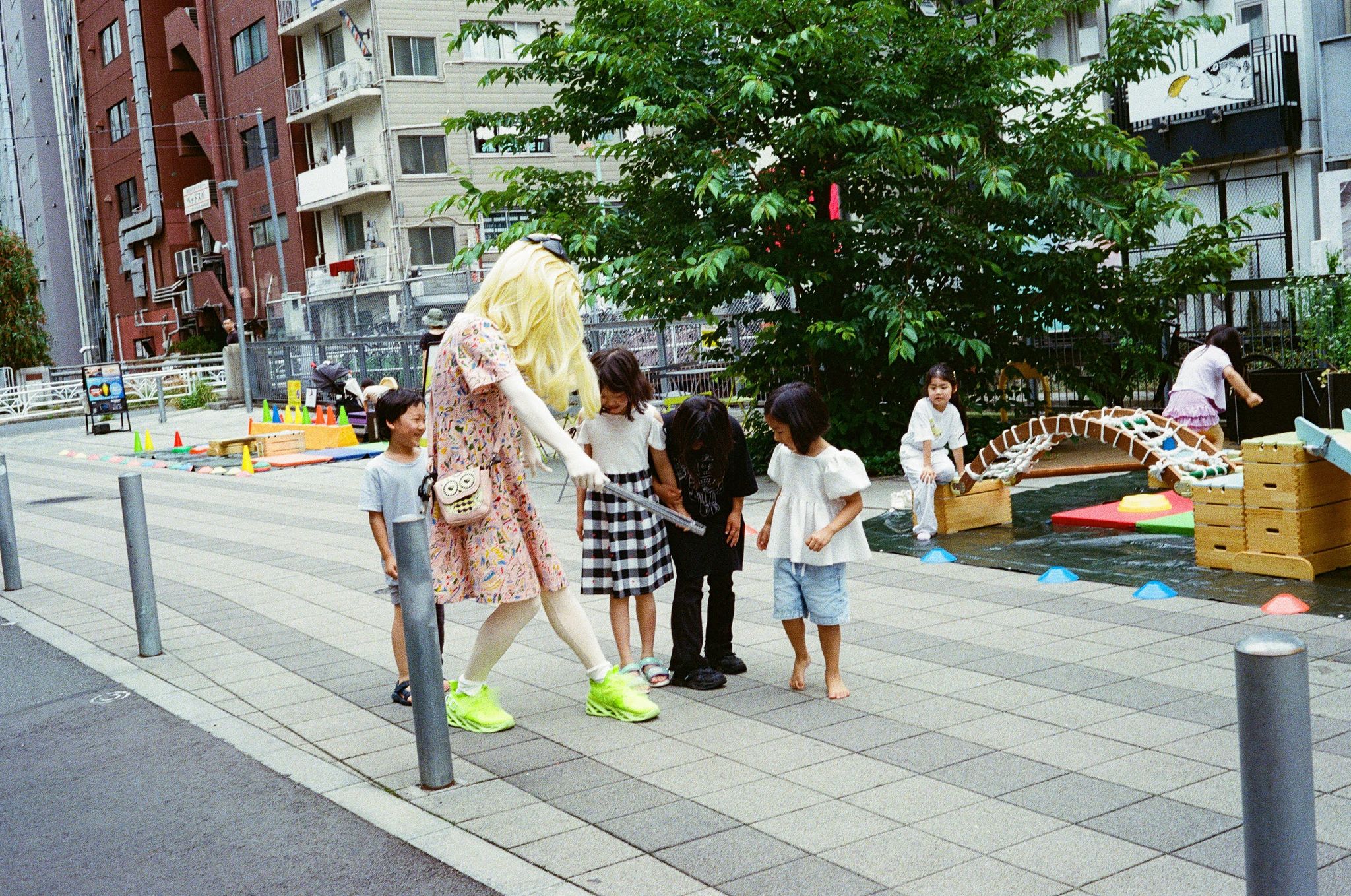 渋谷川をぐるっと一周、ゴミ拾い。同日開催されていた「リバーパーク」で遊んでいた子どもたちとおしるこちゃん