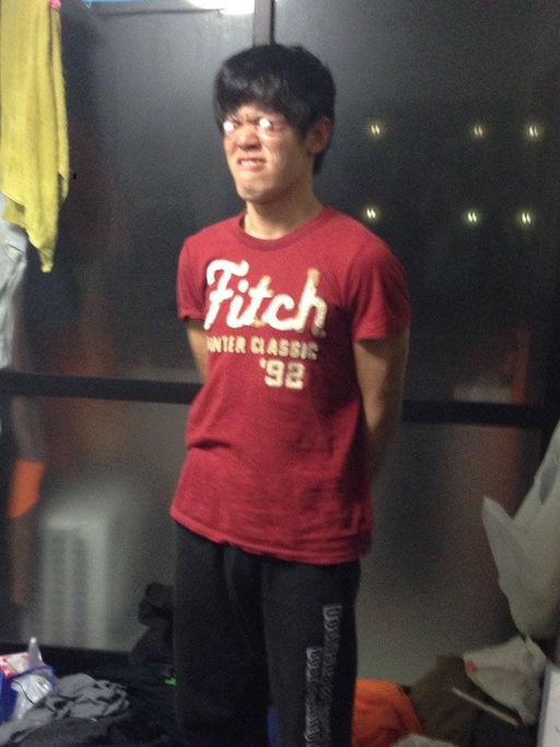 過酷な部活の合宿所で一生懸命一発芸の練習中。