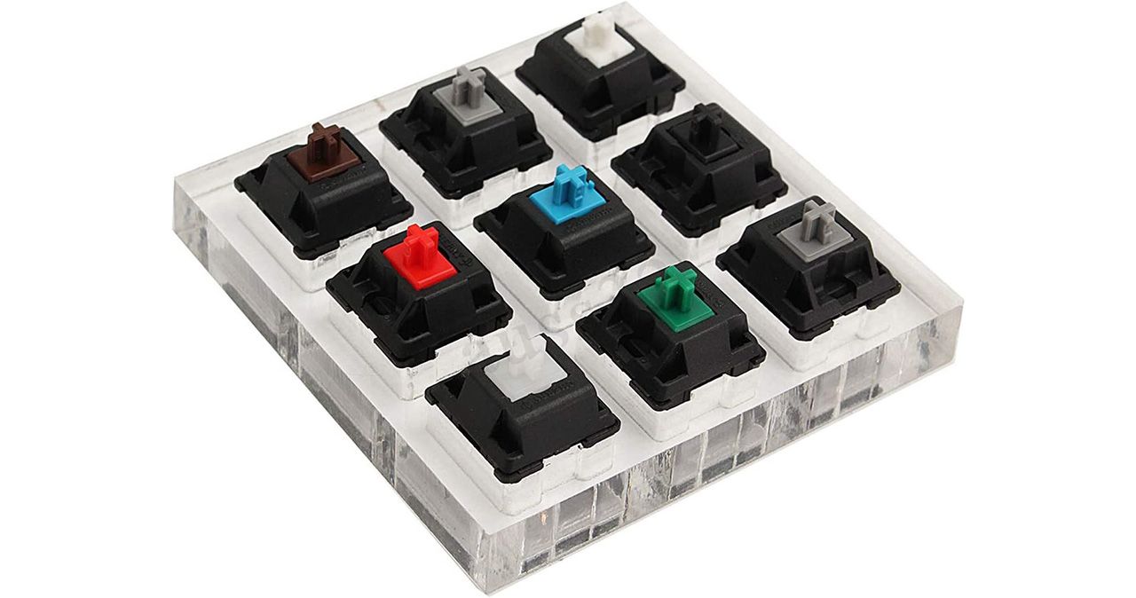 これはキースイッチの押し心地を試すためのチェッカー。何十種類もあるキースイッチの中から自分のお気に入りを探すためのツールで、なんとキーボードとしての機能は無い！　自分で買うと高いので、自作キーボードの専門店などに置いてあるもので試すと良い。ちなみに私はこの写真の商品を買った。2000円くらいで。