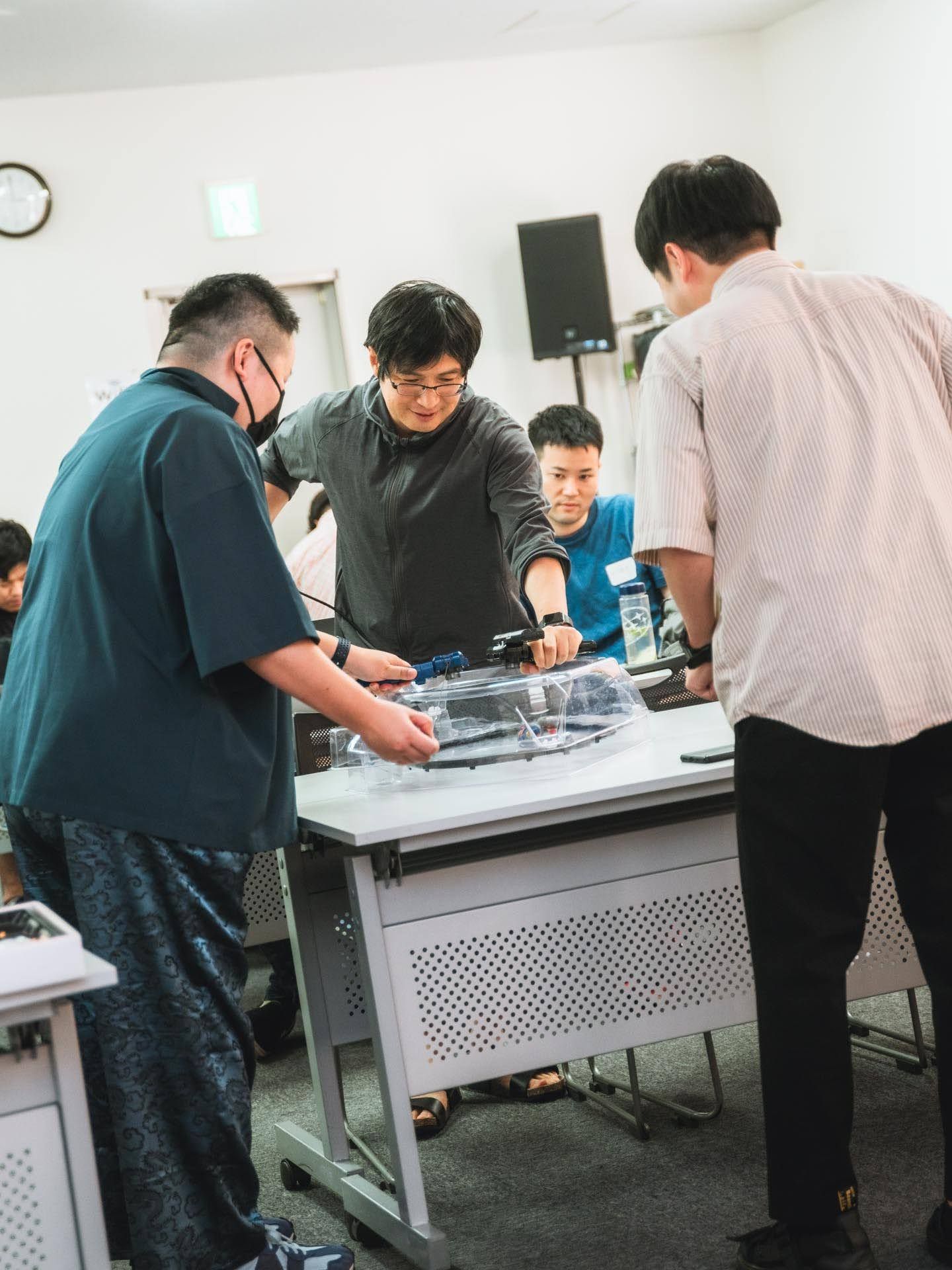 ベイブレード対決するkurumaさんと私、そして見守るhozumさん