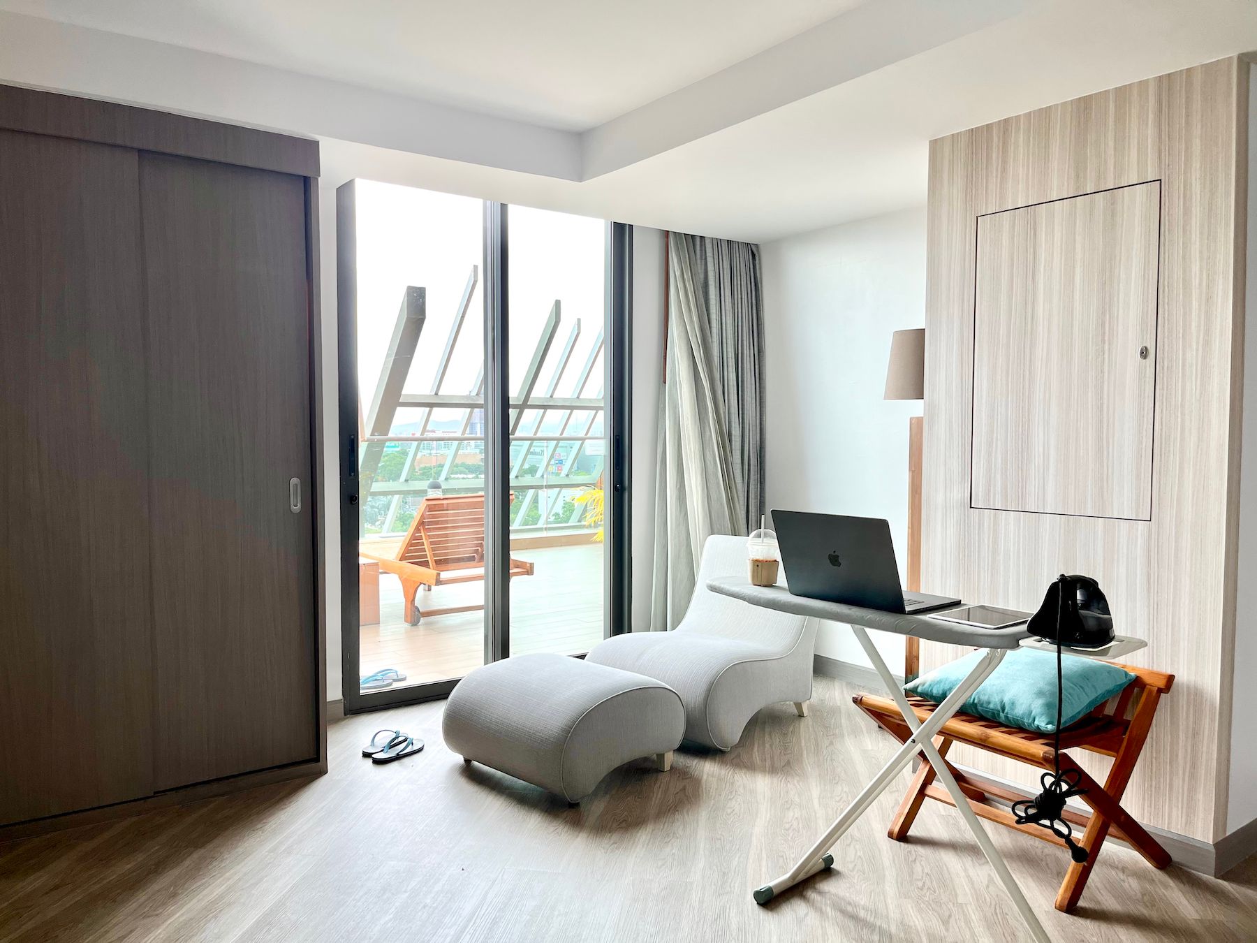 高さ変えれるアイロン台が便利